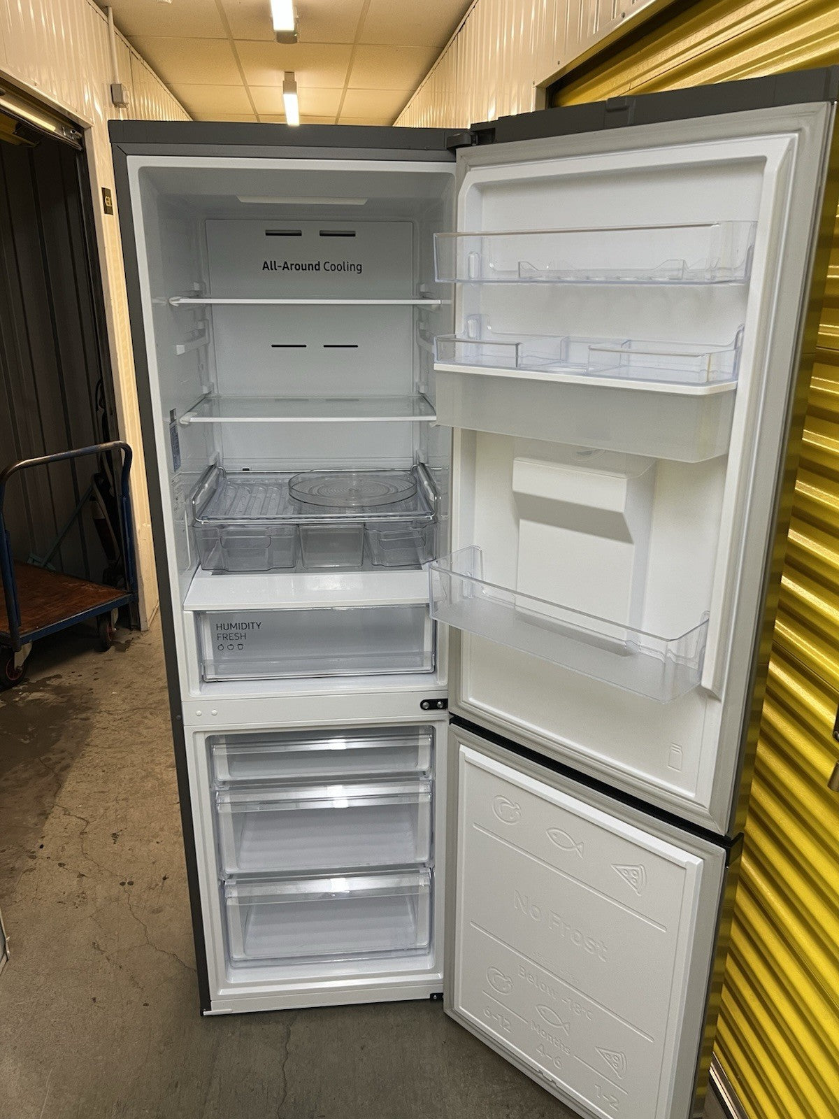 Samsung RB34T632ESA/EU Freestanding Fridge-Freezer Silver Water Dispenser