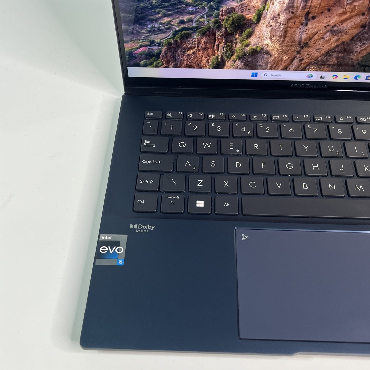 Asus Zenbook UX3402v OLED 14" 2.8K Touchscreen Intel EVO 16GB RAM 256GB i5-1340P