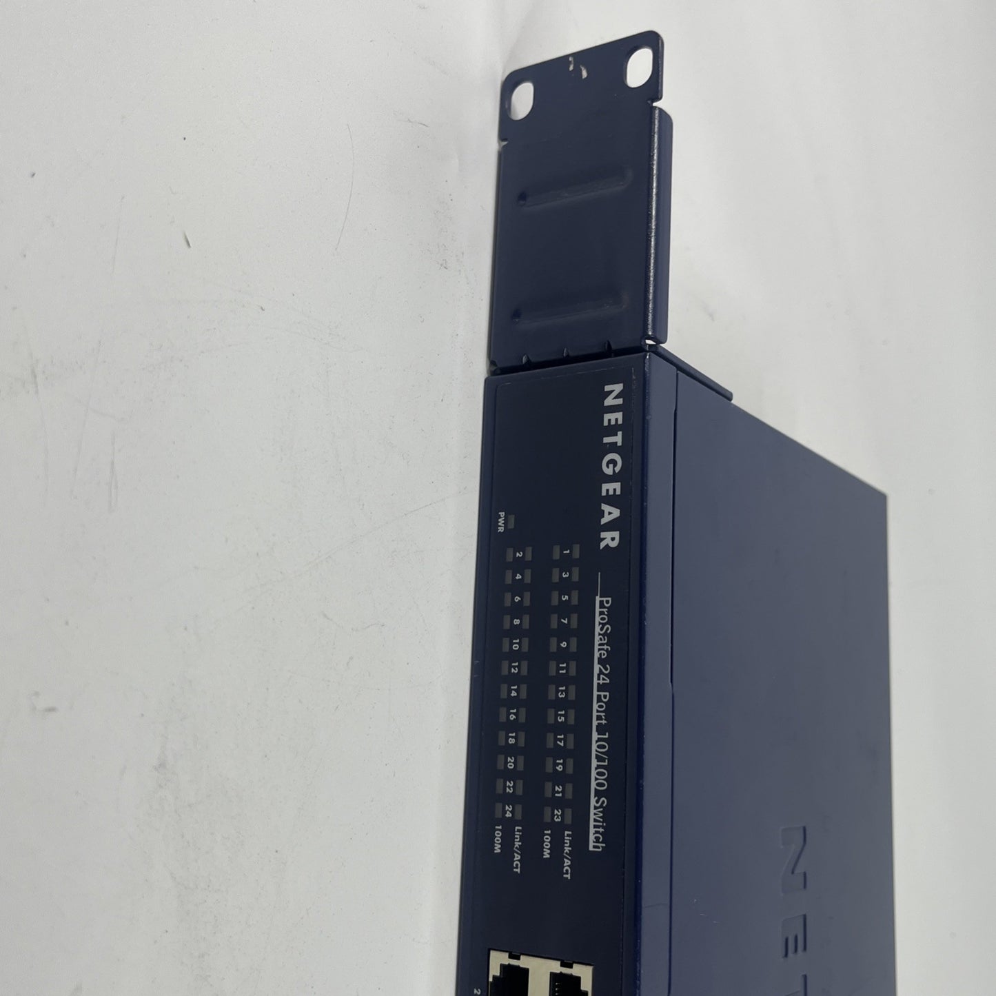 Netgear  FS524 24 Ports 10/100 Mbps Fast Ethernet Switch.Few Minors Signs