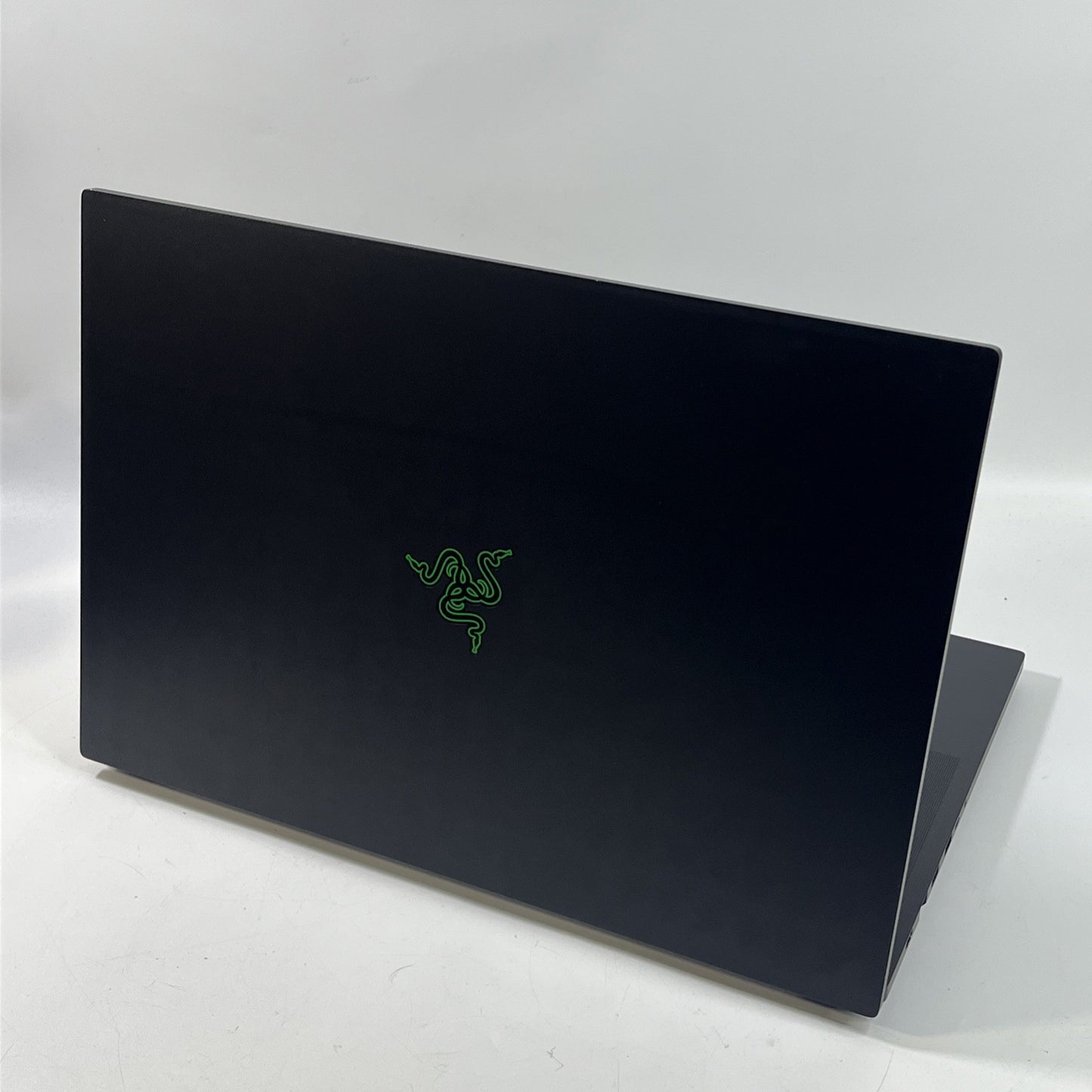 Razer Blade 18 RZ09-484 18"  32 GB RAM i9-1350HX - RTX 4090 2TB SSD 240HZ