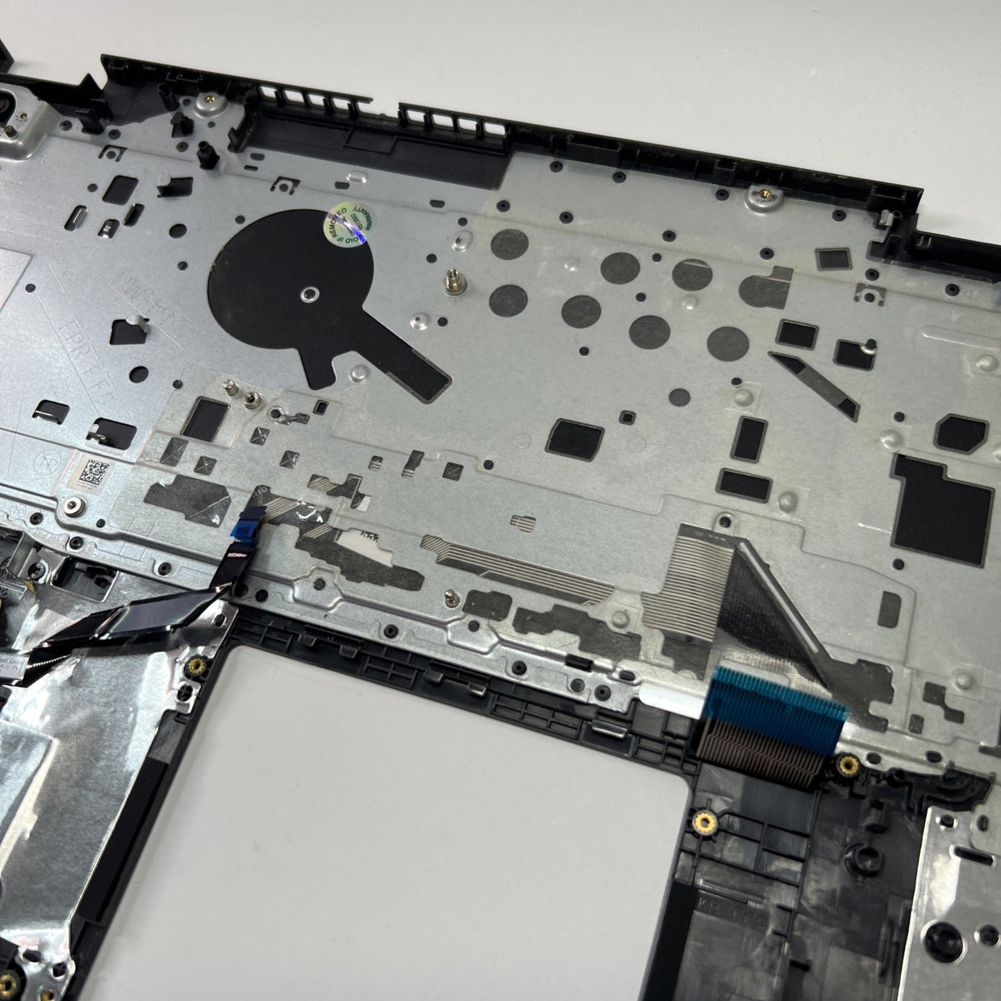 Genuine Dell Inspiron 3505 Palmrest Assembly UK Keyboard 033HPP (SMALL CRACK)