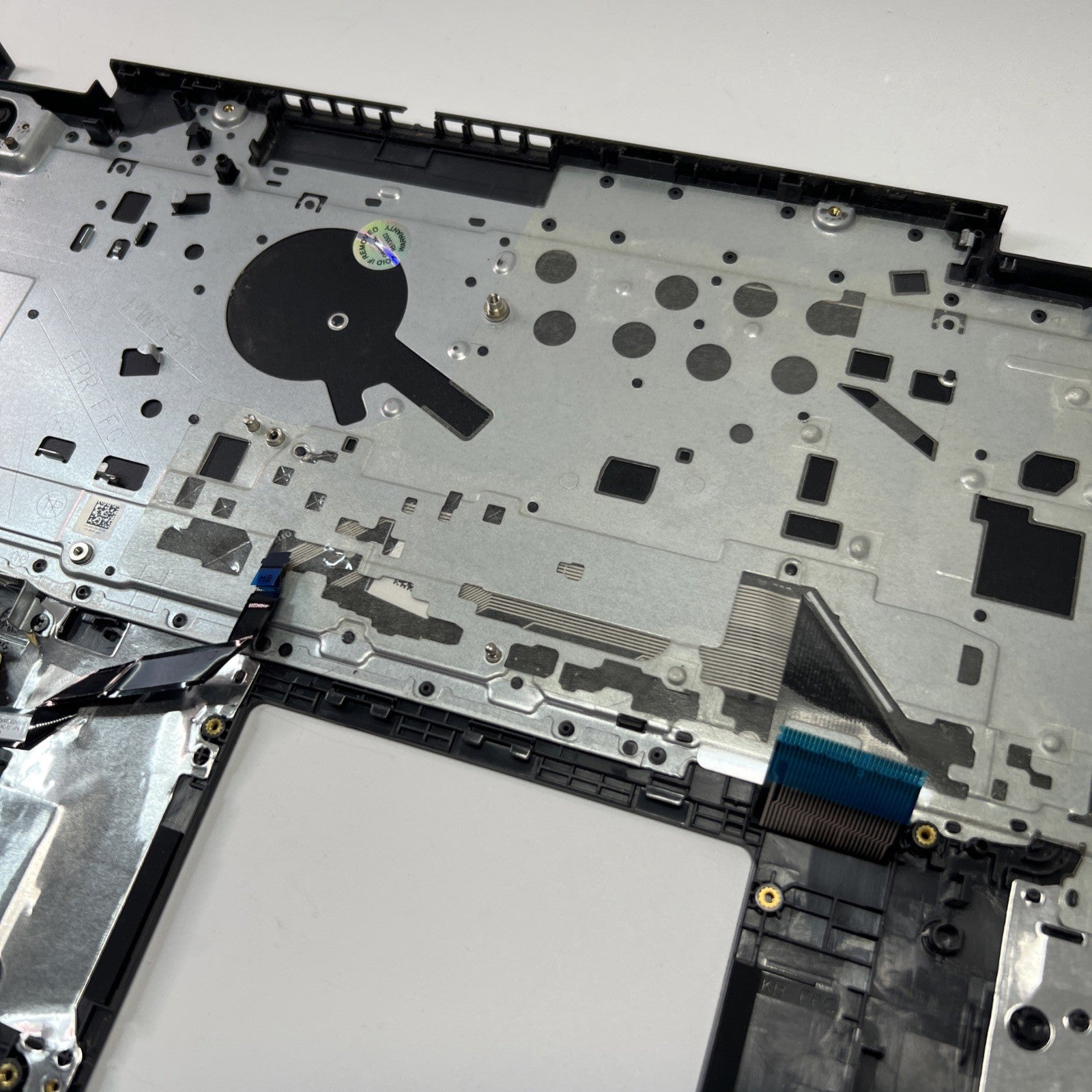 Genuine Dell Inspiron 3505 Palmrest Assembly UK Keyboard 033HPP (SMALL CRACK)