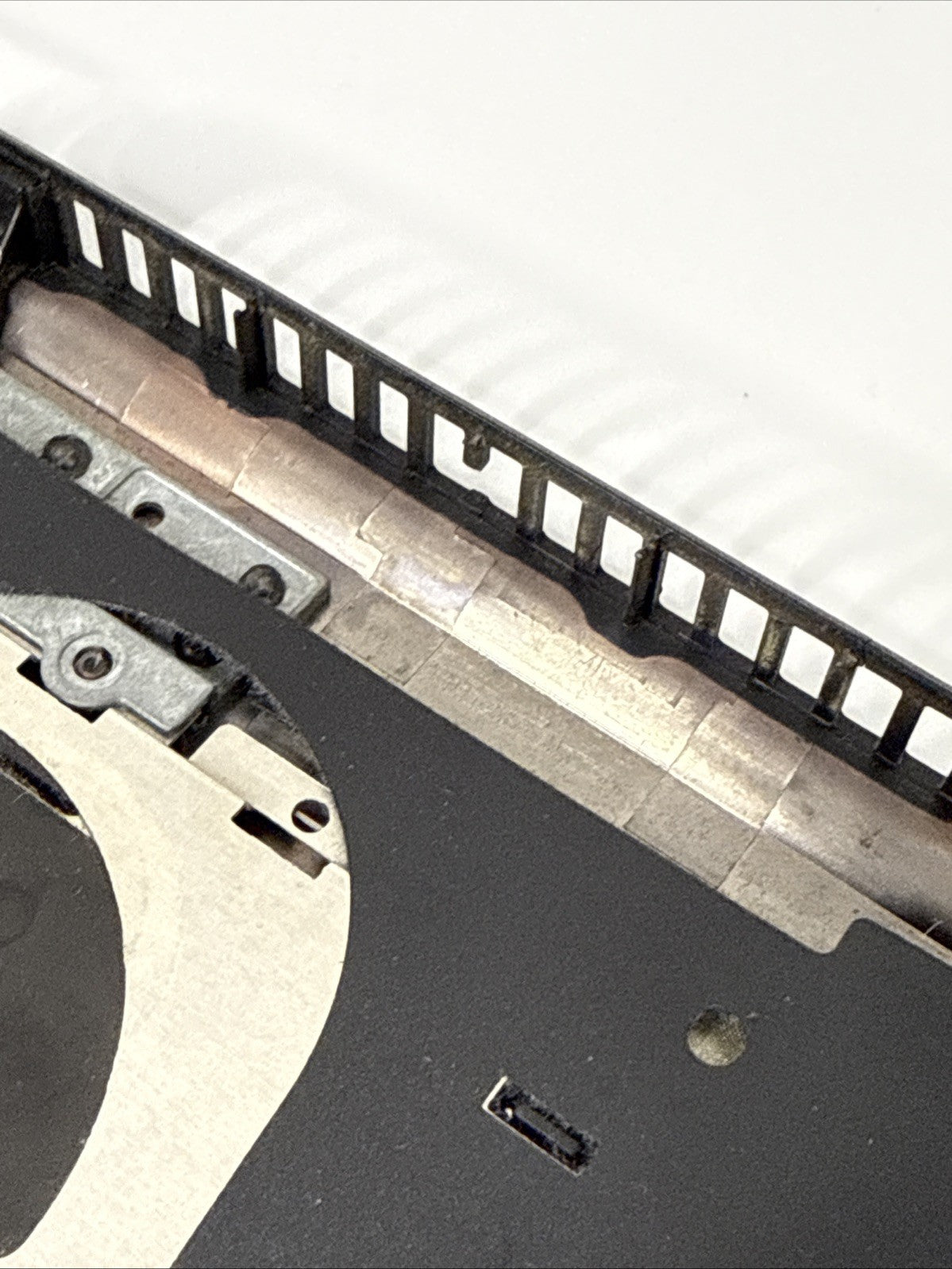 Dell Latitude 5580 Palmrest Assembly UK Keyboard Touchpad A166U1 (READ!)