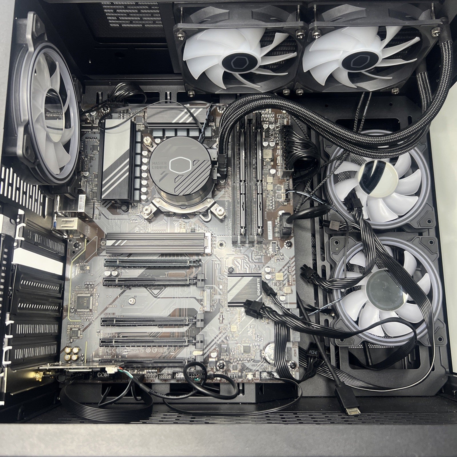 GAMEMAX HYPE TOWER PC i7-14700KF 32GB RAM 1TB SSD Gigabyte MB 850W Gold PSU WIFI