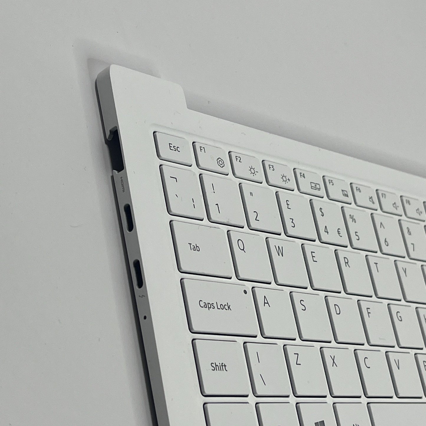 Genuine White Samsung Galaxy Book Pro NP950XDB  Palmrest & Keyboard BA5904593A.