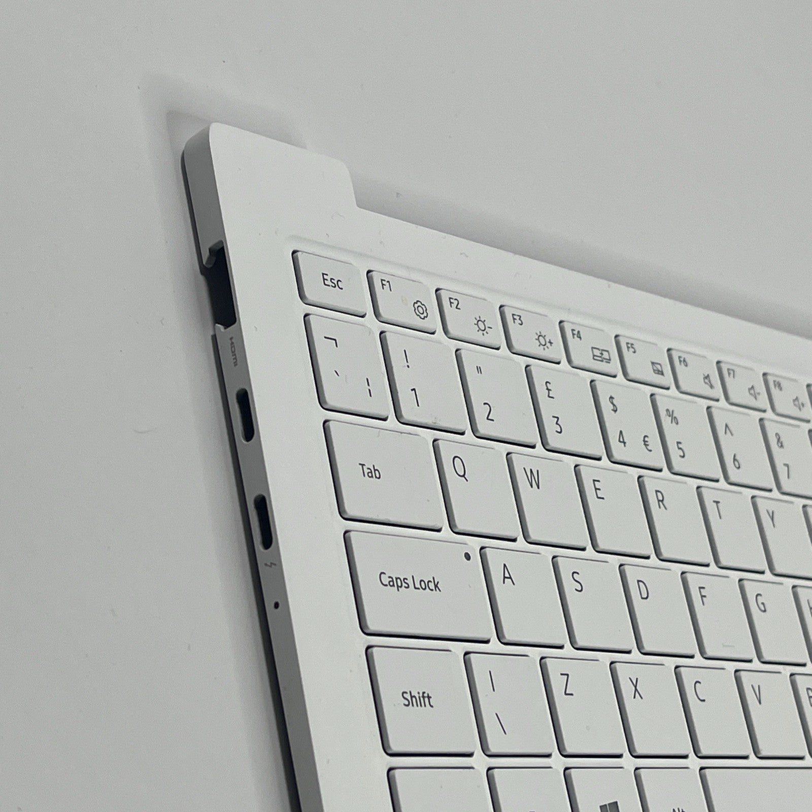 Genuine White Samsung Galaxy Book Pro NP950XDB  Palmrest & Keyboard BA5904593A.