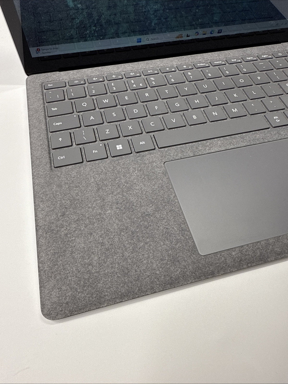 Microsoft Surface Laptop 4 13.5" Inte i5-1135G7 8GB RAM 512GB SSD Cracked Screen