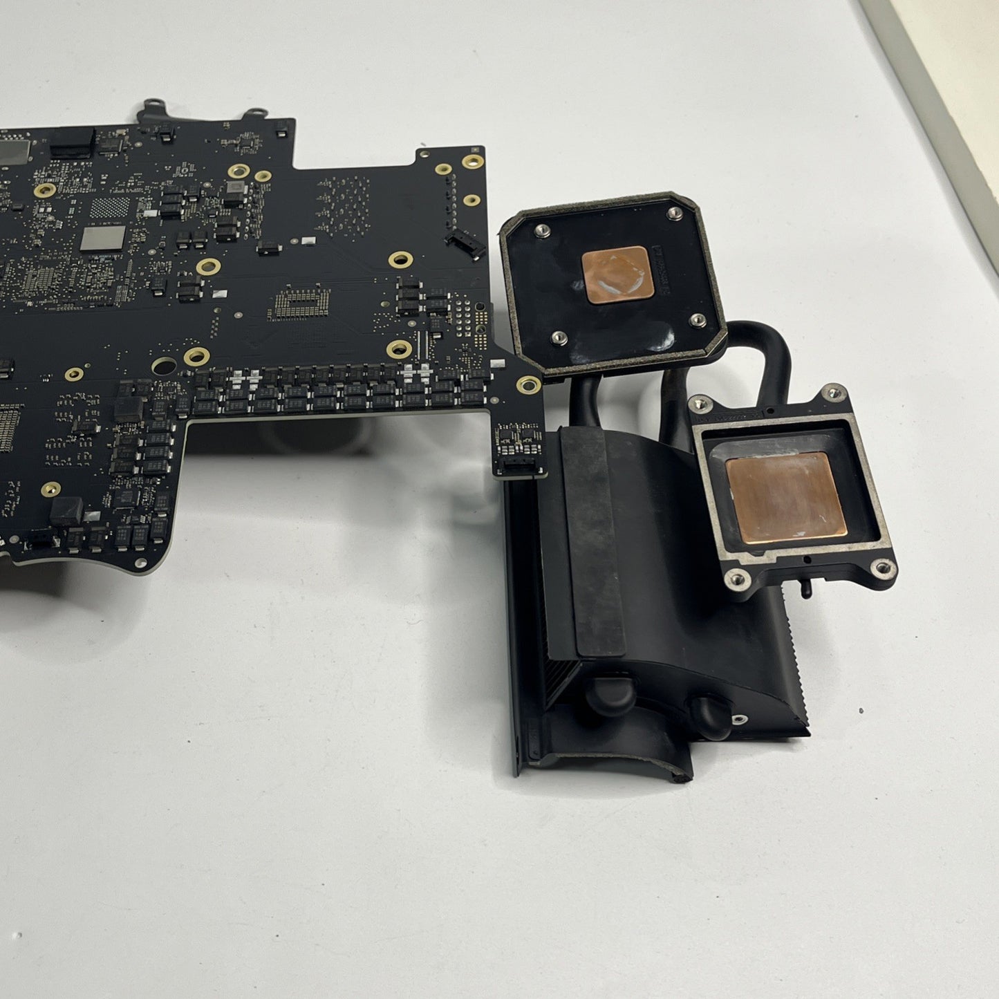 Apple iMac 27” Retina 5K Logic Board 2020A2115 EMC 3442 And Heatsink. No CPU.