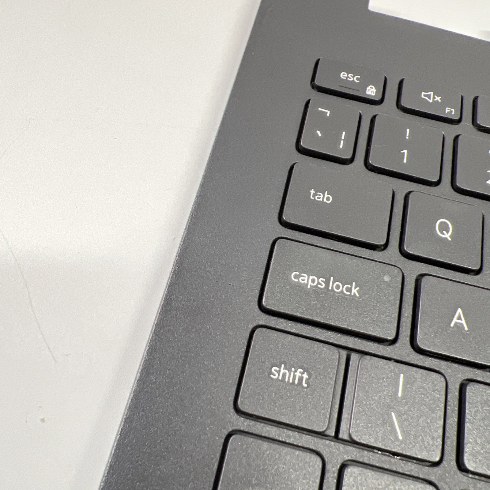 Genuine Dell Inspiron 3505 Palmrest Assembly UK Keyboard 033HPP (SMALL CRACK)