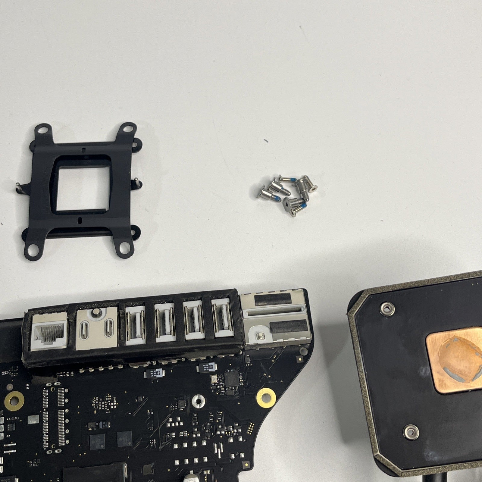 Apple iMac 27” Retina 5K Logic Board 2020A2115 EMC 3442 And Heatsink. No CPU.