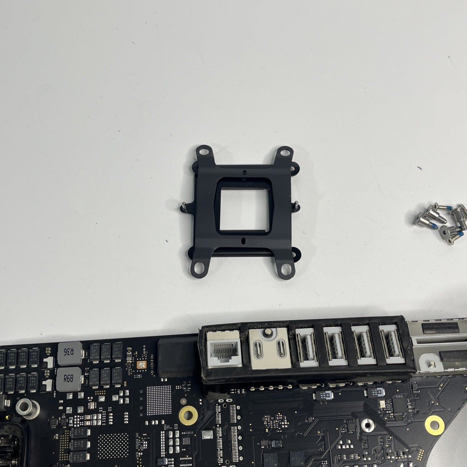 Apple iMac 27” Retina 5K Logic Board 2020A2115 EMC 3442 And Heatsink. No CPU.