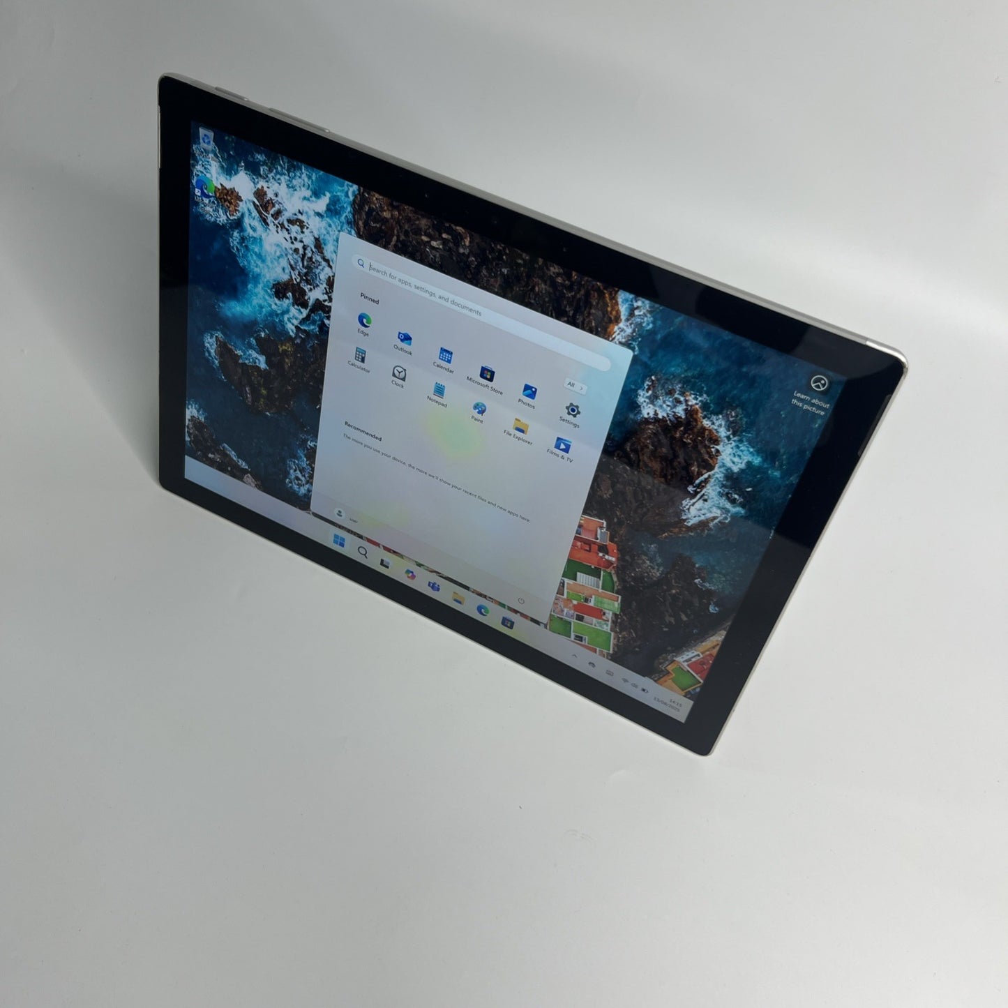 Microsoft Surface Pro 7 – i5-1035G4 8GB RAM 128GB SSD Windows 11 Grade C