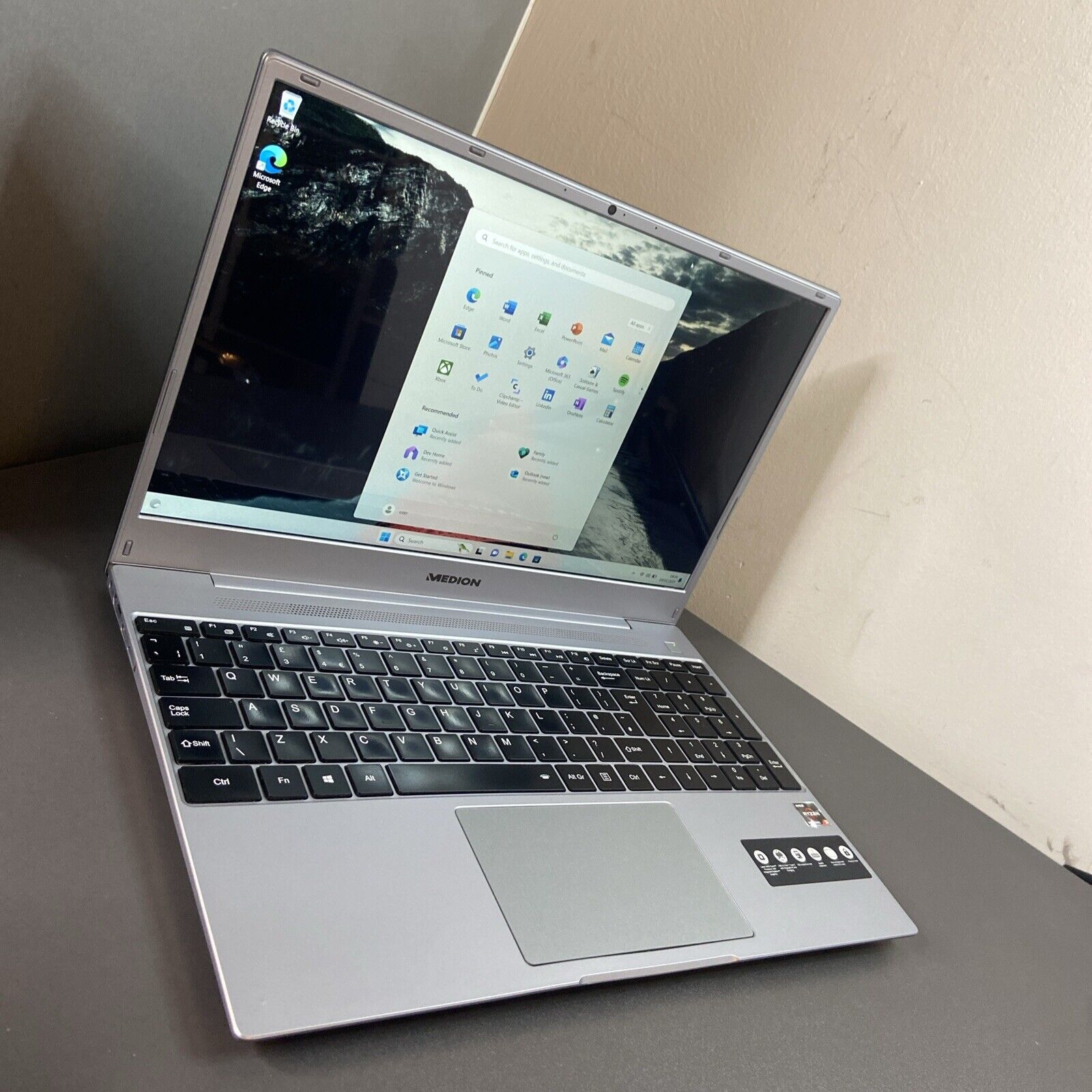 Medion Akoya E15309 Laptop, AMD Ryzen 3 5300U 3.8GHz, 8GB RAM, 256GB SSD Grade A