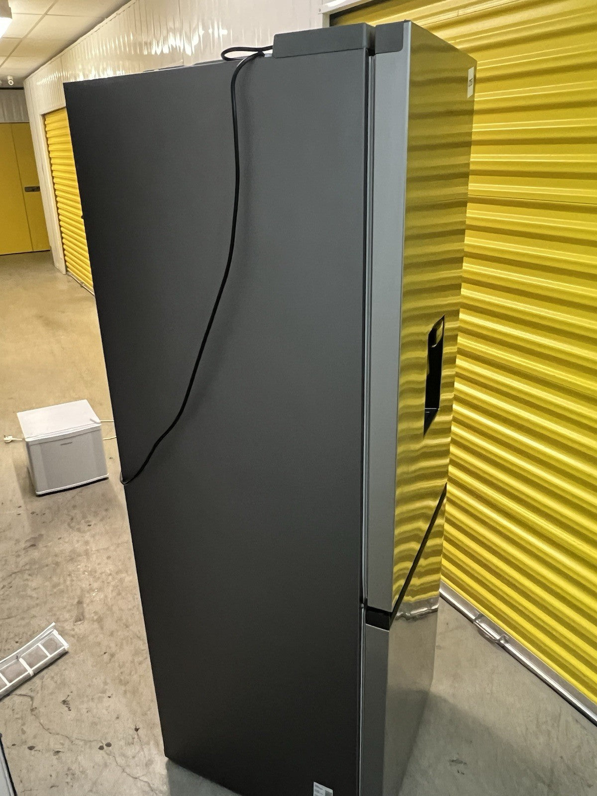 Samsung RB34T632ESA/EU Freestanding Fridge-Freezer Silver Water Dispenser