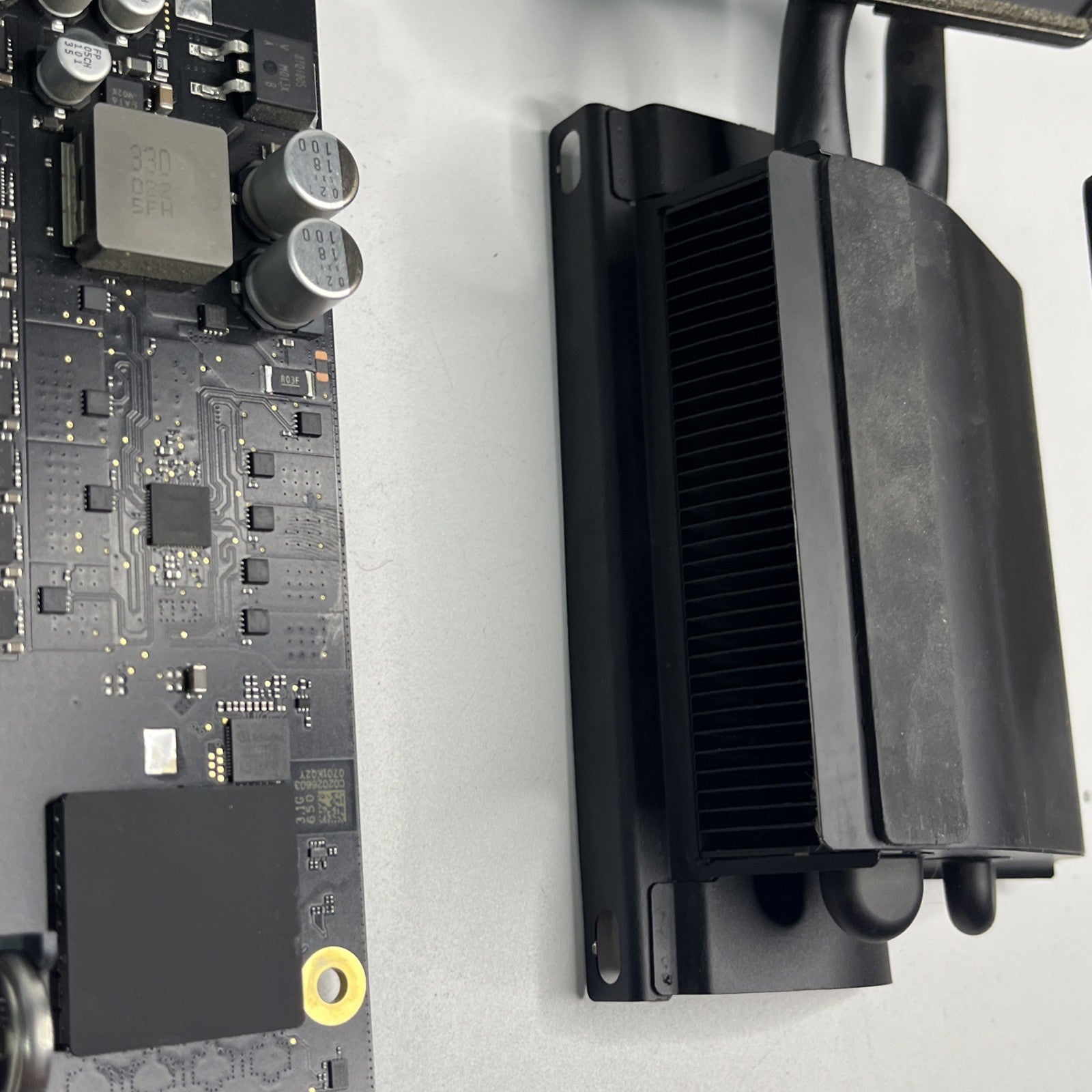 Apple iMac 27” Retina 5K Logic Board 2020A2115 EMC 3442 And Heatsink. No CPU.