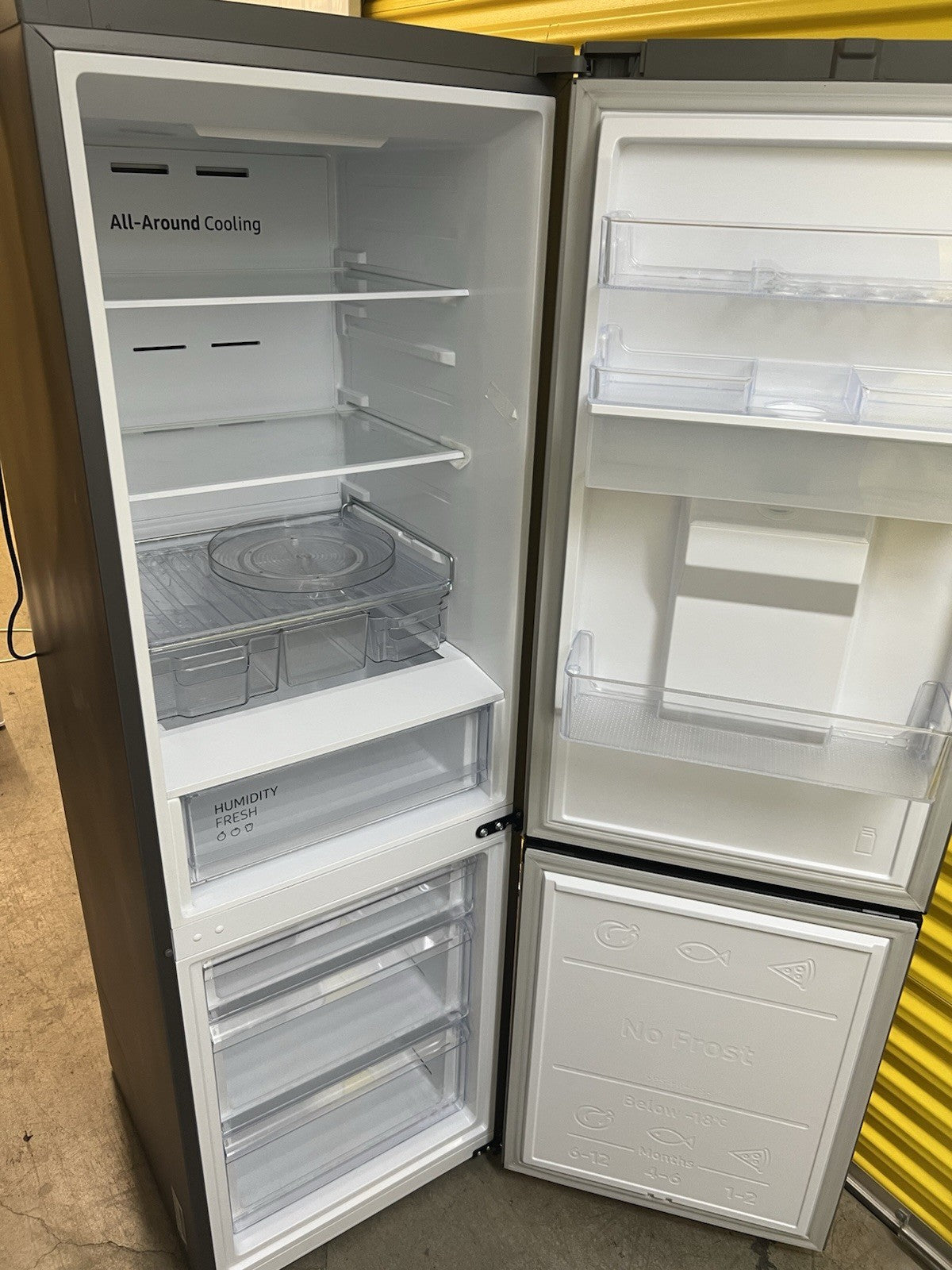 Samsung RB34T632ESA/EU Freestanding Fridge-Freezer Silver Water Dispenser