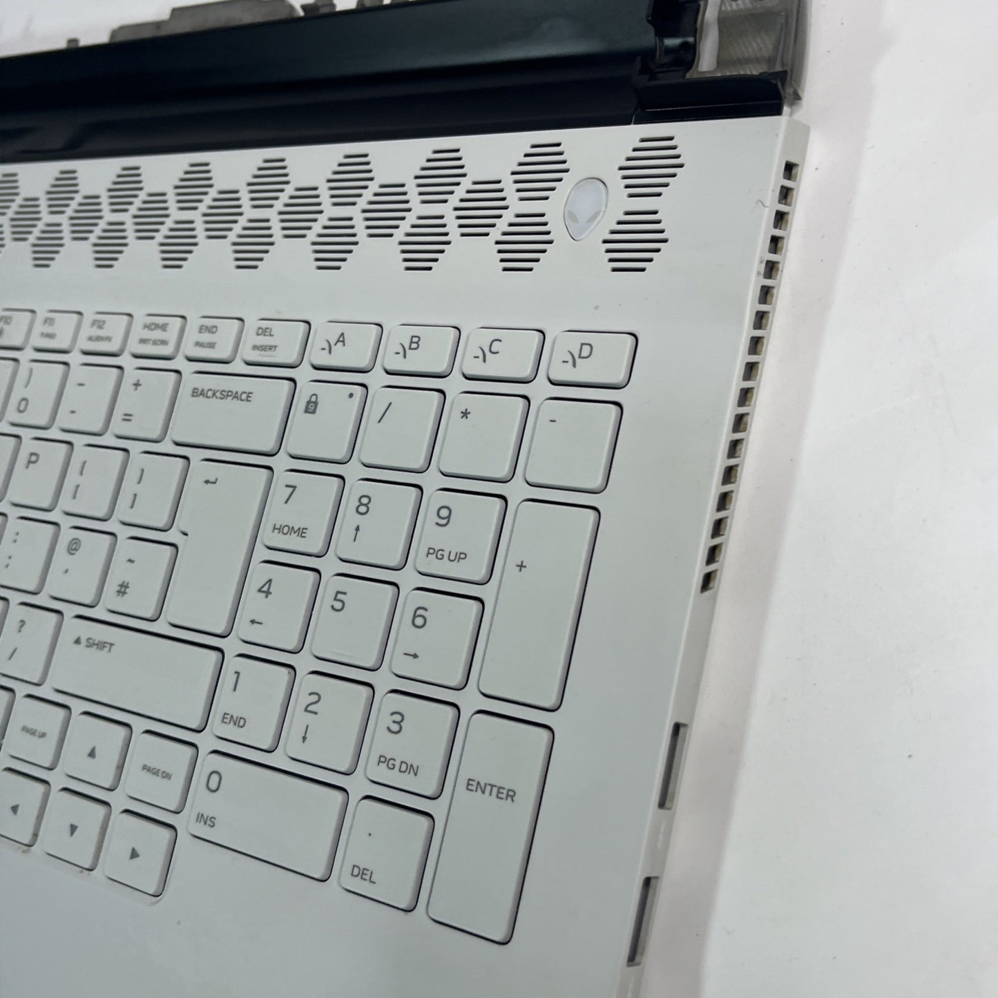 Genuine Dell Alienware M17 R3 Palmrest,keyboard,trackpad 02Y8GG. Missing Cable