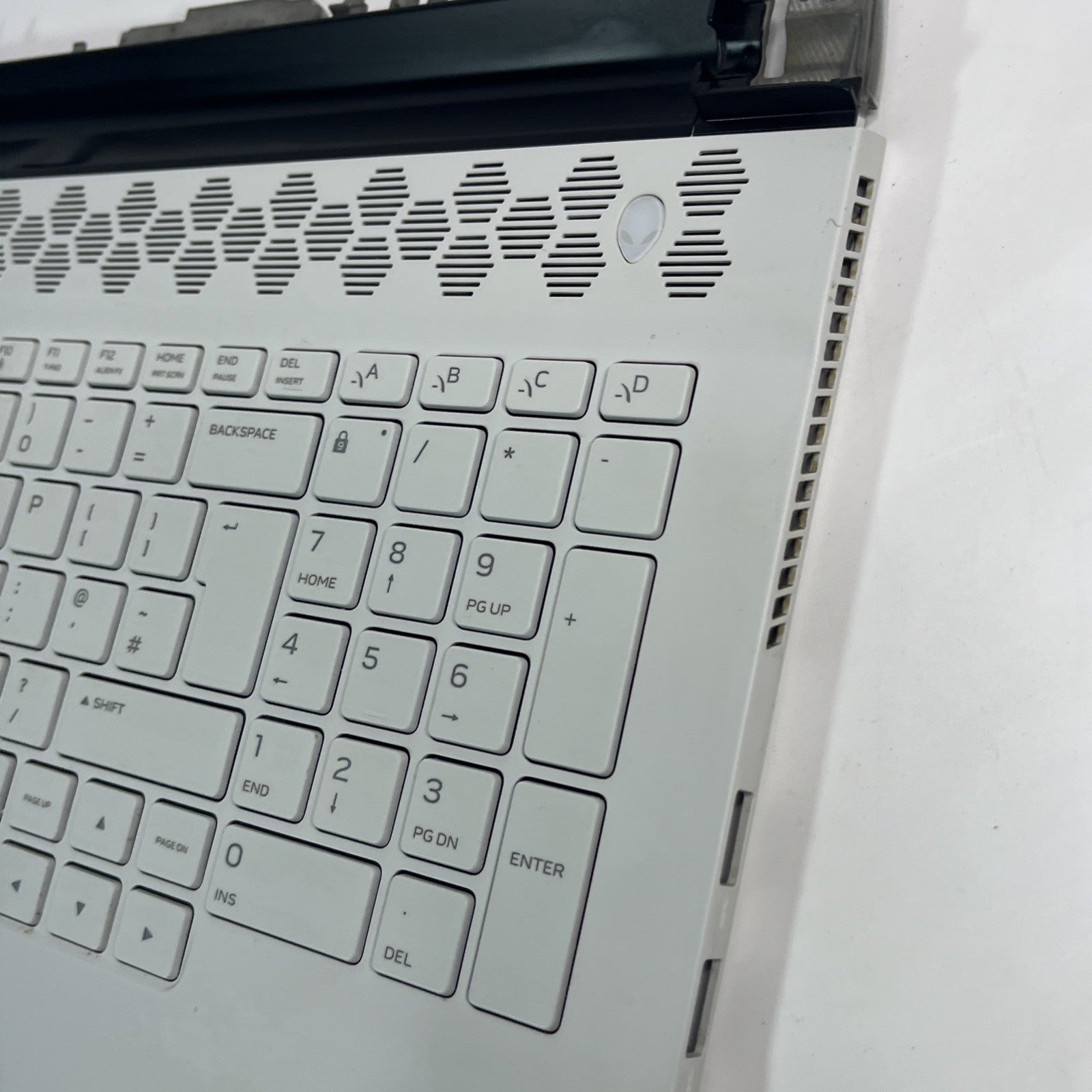 Genuine Dell Alienware M17 R3 Palmrest,keyboard,trackpad 02Y8GG. Missing Cable