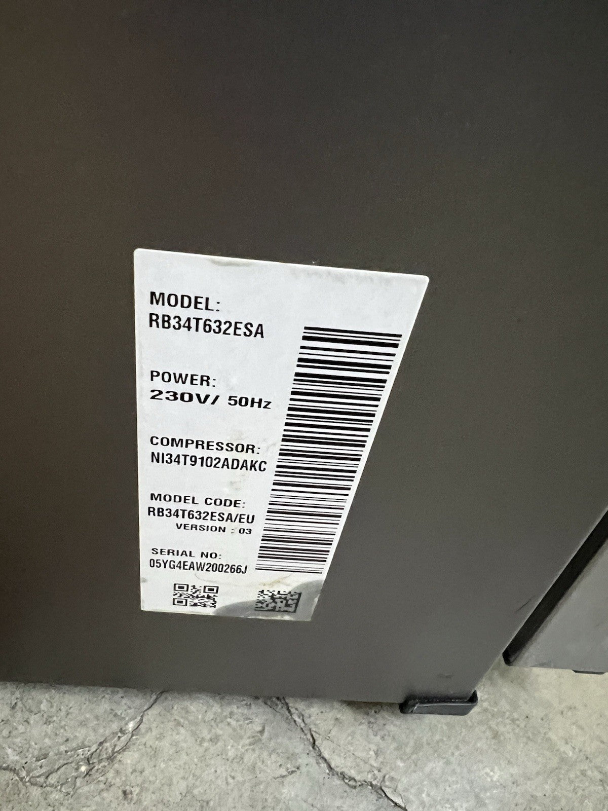 Samsung RB34T632ESA/EU Freestanding Fridge-Freezer Silver Water Dispenser