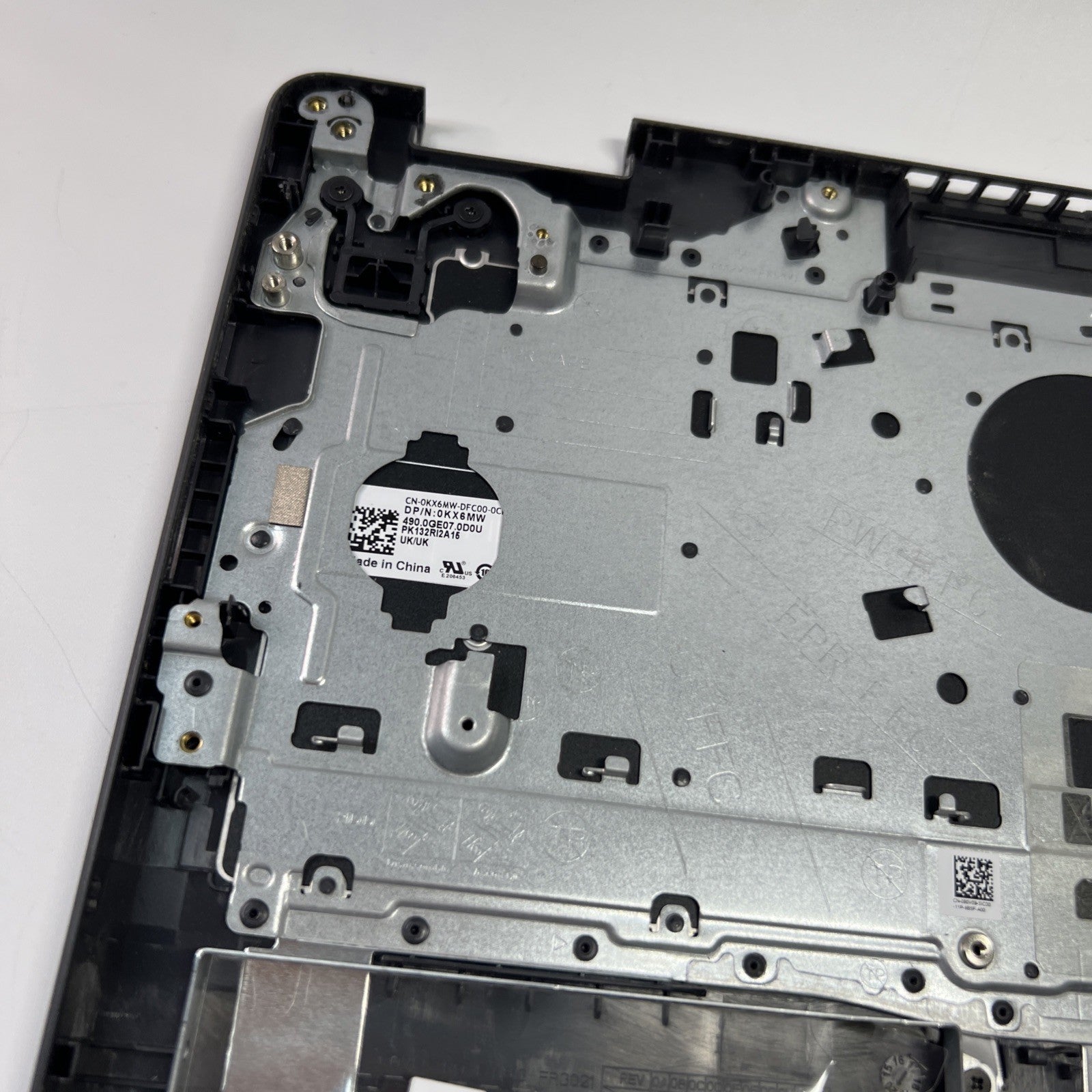 Genuine Dell Inspiron 3505 Palmrest Assembly UK Keyboard 033HPP (SMALL CRACK)