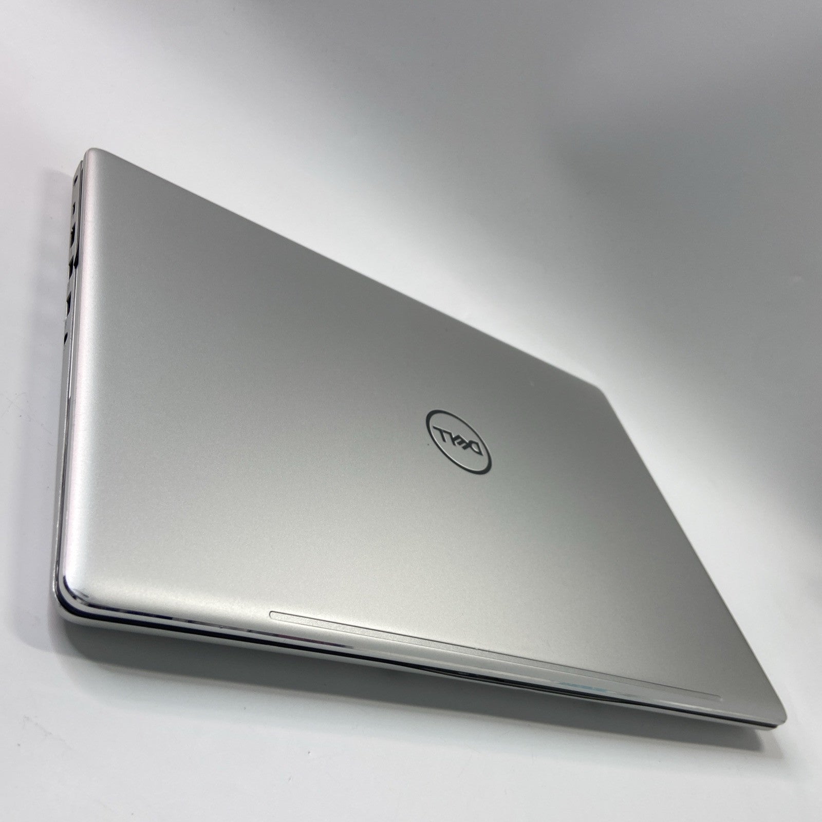 Dell Inspiron 7570 15.6" Core  i7-8550U 16GB RAM 256GB SSD NVIDIA GeForce 940MX