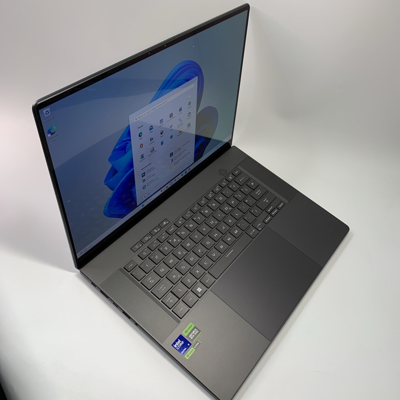 ASUS ROG Zephyrus G16 OLED 16.0" Core Ultra 9-185H RTX 4070 32GB RAM 1TB SSD 