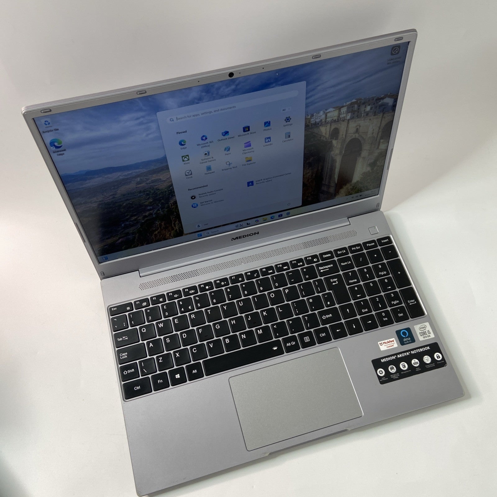 MEDION Akoya E15407 Intel Core i5-1035G1, 8GB RAM, 256GB SSD, 15.6-Inch, Win 11