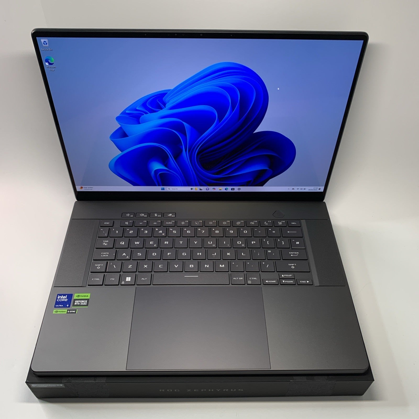 ASUS ROG Zephyrus G16 OLED 16.0" Core Ultra 9-185H RTX 4070 32GB RAM 1TB SSD 