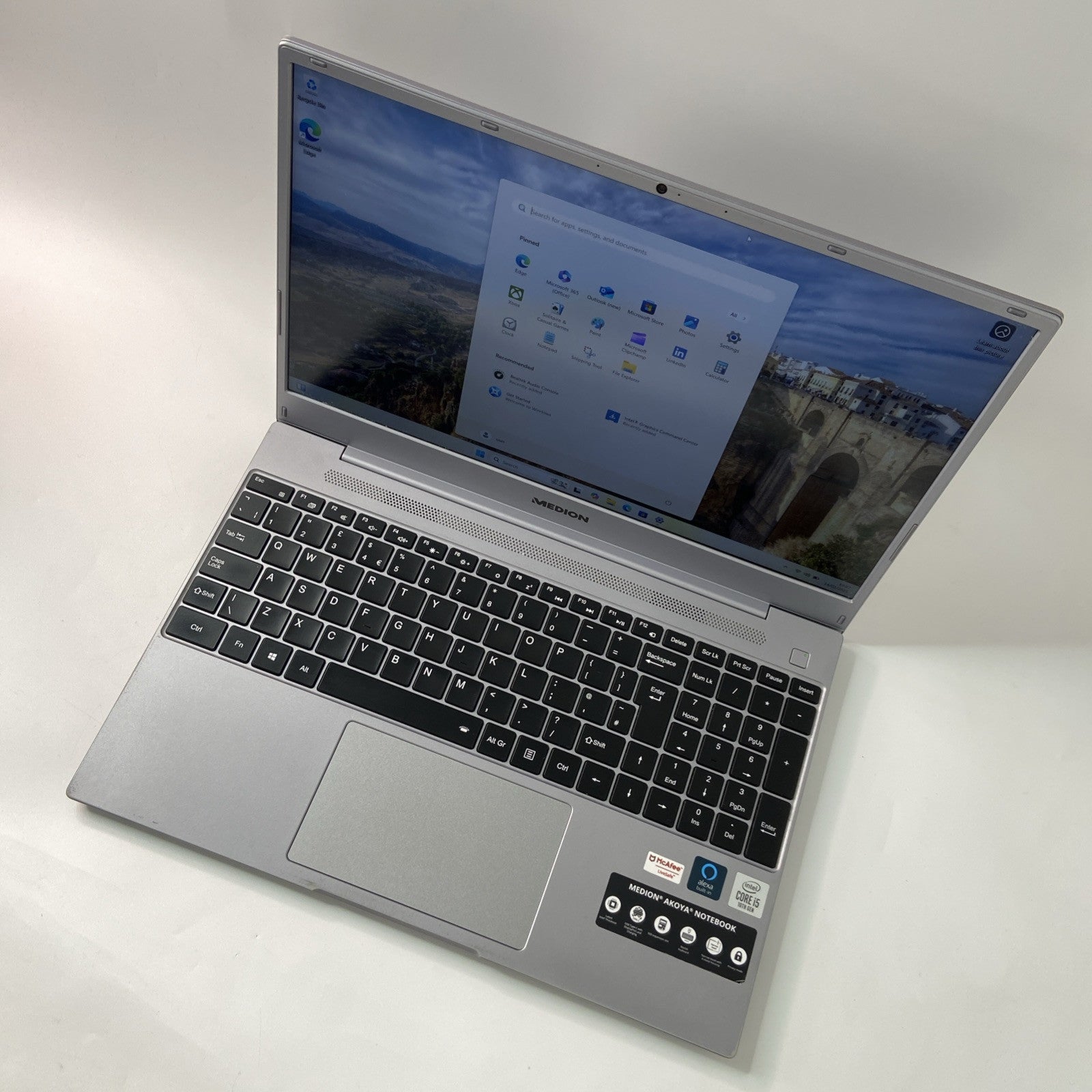 MEDION Akoya E15407 Intel Core i5-1035G1, 8GB RAM, 256GB SSD, 15.6-Inch, Win 11