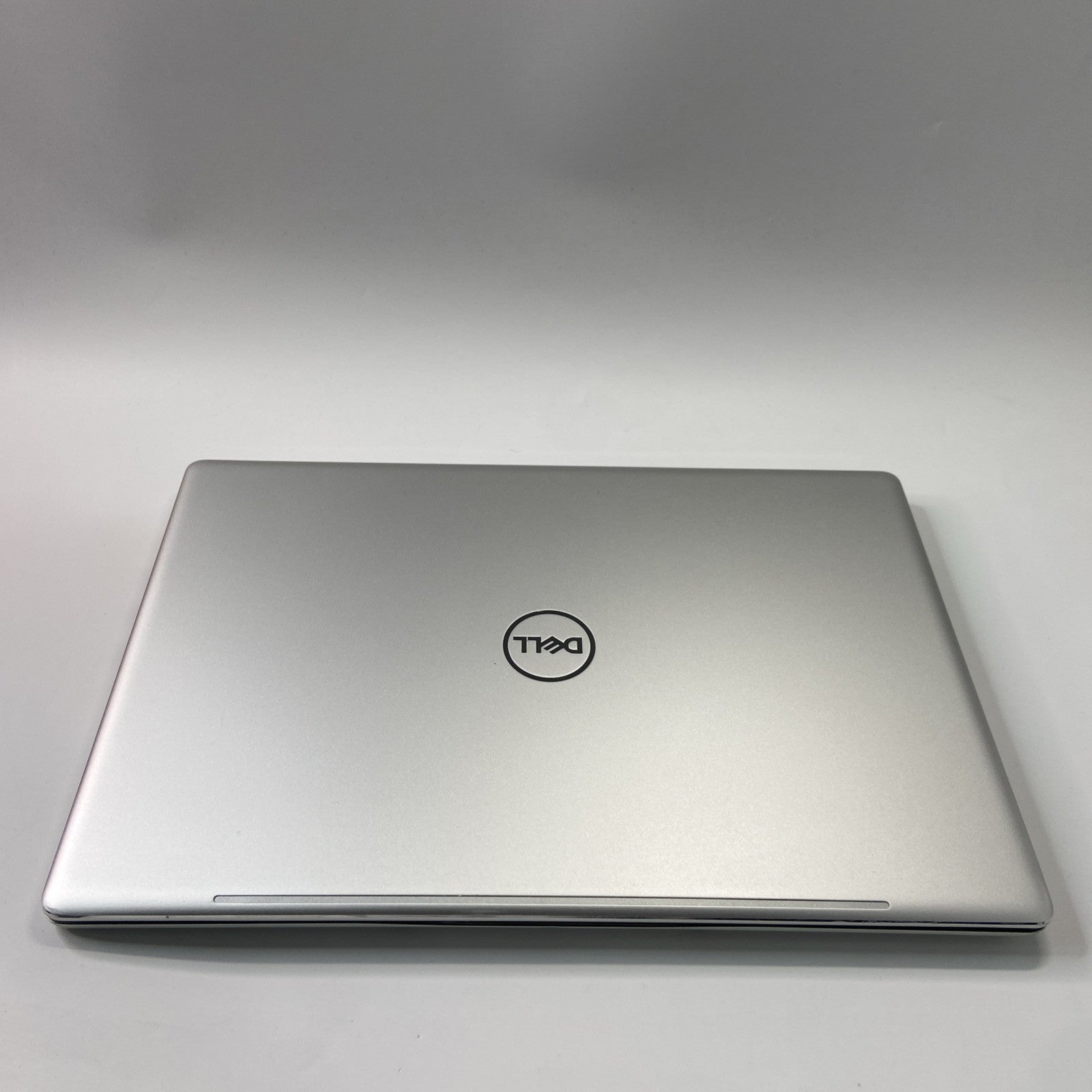 Dell Inspiron 7570 15.6" Core  i7-8550U 16GB RAM 256GB SSD NVIDIA GeForce 940MX