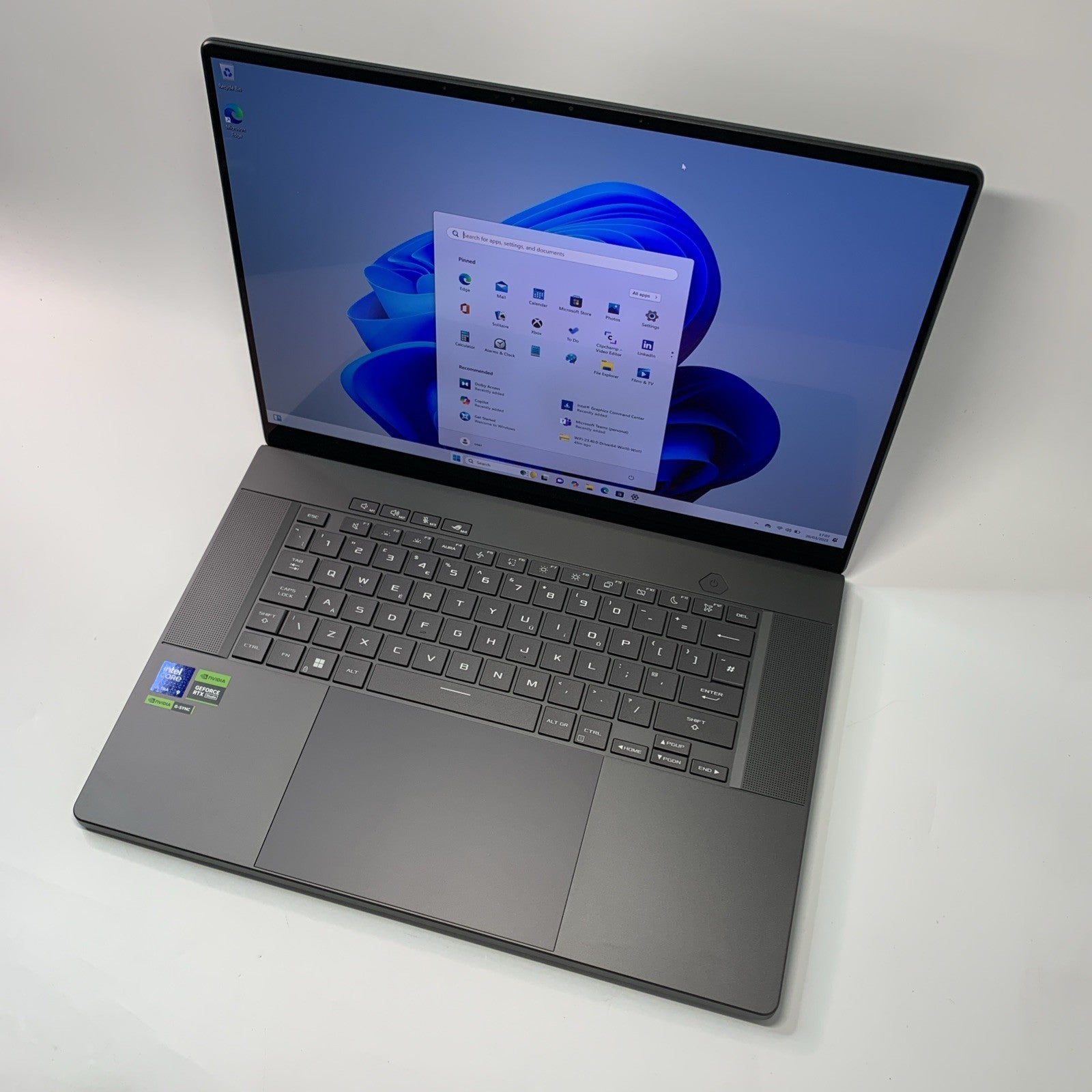 ASUS ROG Zephyrus G16 OLED 16.0" Core Ultra 9-185H RTX 4070 32GB RAM 1TB SSD 