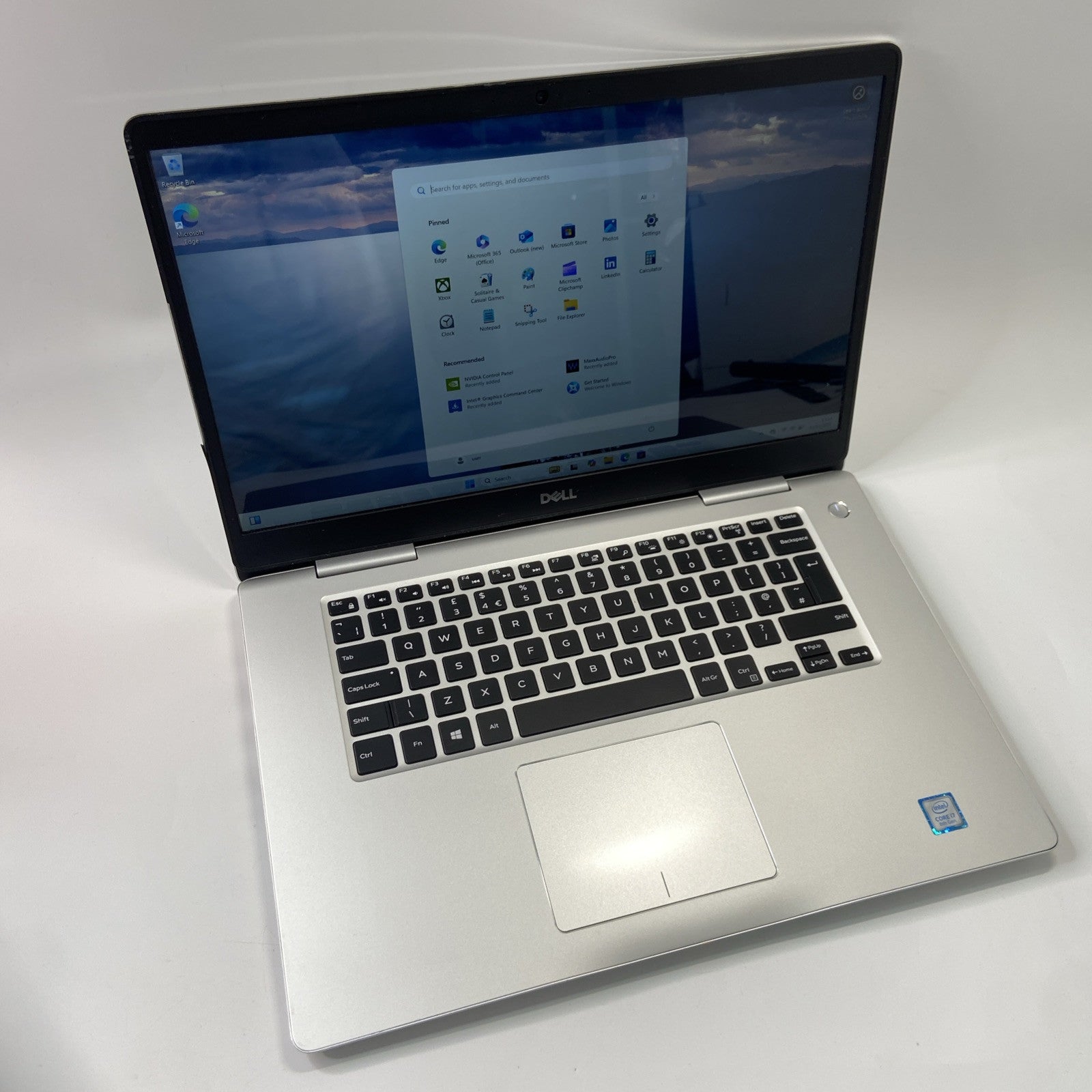 Dell Inspiron 7570 15.6" Core  i7-8550U 16GB RAM 256GB SSD NVIDIA GeForce 940MX