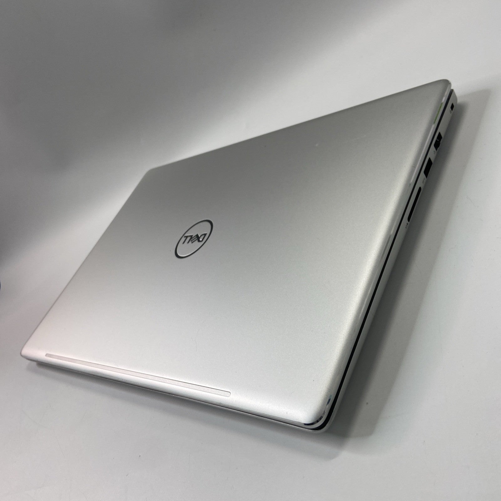 Dell Inspiron 7570 15.6" Core  i7-8550U 16GB RAM 256GB SSD NVIDIA GeForce 940MX